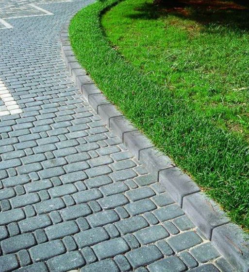Trinkelės su smulkinto granito mėlynu granito trinkelėmis